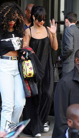 组图：蕾哈娜吊带裙现身英国激情献唱