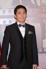 组图：梁朝伟刘嘉玲挽手亮相 刘嘉玲红裙高贵