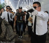 组图：玄彬现身上海机场保镖护驾 待粉丝友善