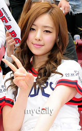 组图：洪秀雅为韩棒球赛助威 扮啦啦队性感热舞