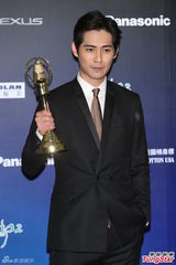 组图：周渝民金钟奖封视帝 后台激动亲吻奖杯