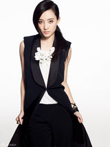 组图：王丽坤黑裙帅酷气场强势出镜