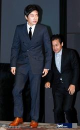 组图：韩星金明敏《领跑人》试映 高雅罗红裙抢镜