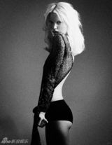 组图：超模卡洛琳-温伯格暮光中拍写真慵懒性感