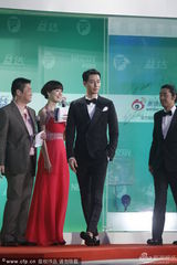 组图：韩星赵寅成亮相上视节红毯引粉丝尖叫