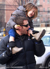 幻灯图集：休-杰克曼展慈父情怀 被女儿当马骑 