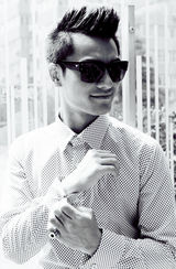 组图：郑凯街拍波点衬衣显熟男气质