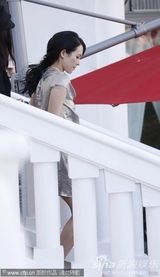 高清组图：章子怡宣传《最爱》 紫色蕾丝装恬静优雅