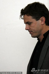 《我仍在这里》发布会 卡西-阿弗莱克帅气亮相(图)