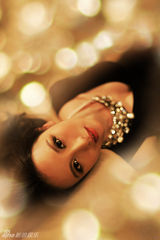 组图：张萌全新热辣写真出炉 展晶透美肌小脸达人