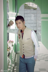 组图：任重最新户外写真悠闲随意