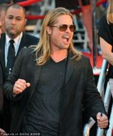 组图：皮特金发披肩展熟男范 妖男兰伯特助阵