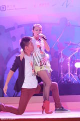 组图：李克勤郑欣宜开唱 鼓励年青人追梦