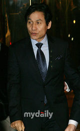 幻灯图集：韩星赵汉善完婚热吻新娘 金善雅等道贺