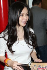 组图：徐若瑄为弟弟站台 白衣长裙文静优雅