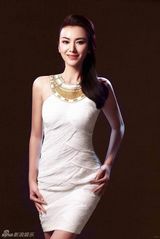 组图：唐熙妩媚大片 束身白裙韵味十足