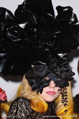 幻灯图集：Lady Gaga秀透视装 黑色丽花头抢镜