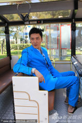 组图：冯绍峰带伤拄拐似绅士 悠闲坐观光车逛沙滩