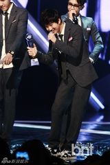 组图：EXO打榜夺冠 前WG宣美复出光脚秀长腿