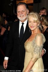 组图：安妮斯顿助阵导演工会奖 黑裙携男友秀恩爱