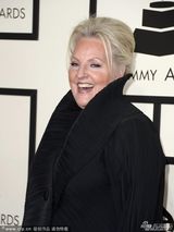 组图：如琳达亮相格莱美红毯贵气十足