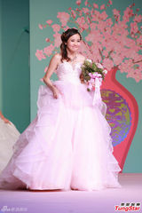 组图：李蕴穿婚纱性感走秀 情人节微博大秀恩爱