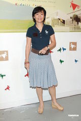 组图：张艾嘉受邀出席书院毕业展 素雅大方显知性