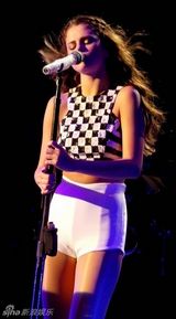 组图：赛琳娜投入开唱 搔首扭胯活力四射