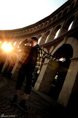 组图：果静林冬日户外大片 余晖中展潮男范儿