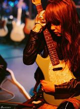 组图：佐佐木希玩变装秀 穿旗袍抱熊猫