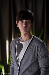 组图：《钱多多》曝朴海镇定妆照 首演职场熟男