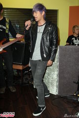 组图：黄鸿升生日开唱 喜收高档耳机