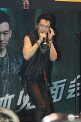 组图：王野发片秀肌肉 母亲带家常菜抵京支持