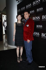 组图：杨千嬅大尺度性感秀美背 刘青云夫妇亮相