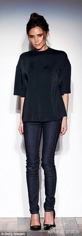 组图：小贝携妻女外出用餐 小七手拿玫瑰卖萌