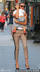 组图：米兰达-可儿抱儿子出门 装扮清爽