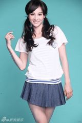 组图：章龄之拍摄海军制服写真 迷你短裙性感可爱