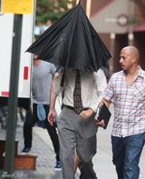 组图：莱昂纳多在片场不满被拍拿伞遮脸