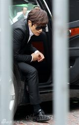 组图：申贤俊娶小12岁娇妻 玄彬张东健到场祝贺