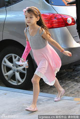 组图：苏瑞拼接裙出街 手臂打石膏不忘扮靓