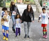 组图：单亲妈妈海蒂-克鲁姆扮嫩带孩子公园玩耍