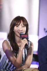 独家：金亚中朱元宣传新片 与观众互动送拥抱