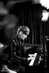 组图：焦恩俊MV花絮曝光 30小时不停拍