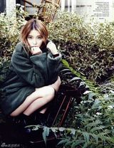 组图：韩歌手IU杂志写真 甜心妹子秀美腿