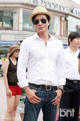 组图：韩星李贤京等出席保宁泥浆节开幕式