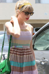 组图：泰勒-斯威夫特彩虹裙出街 红唇美肌玩转撞色