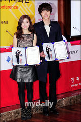 组图：韩星郑日宇金素恩出席全州电影节记者会