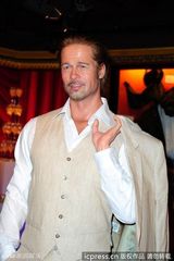 组图：布拉德皮特蜡像巴黎揭幕 乔治克鲁尼“站台”