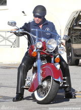 组图：施瓦辛格墨镜皮裤骑摩托酷劲十足变回终结者