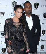 组图：卡戴珊怀孕后首亮相 与男友耳语秀恩爱